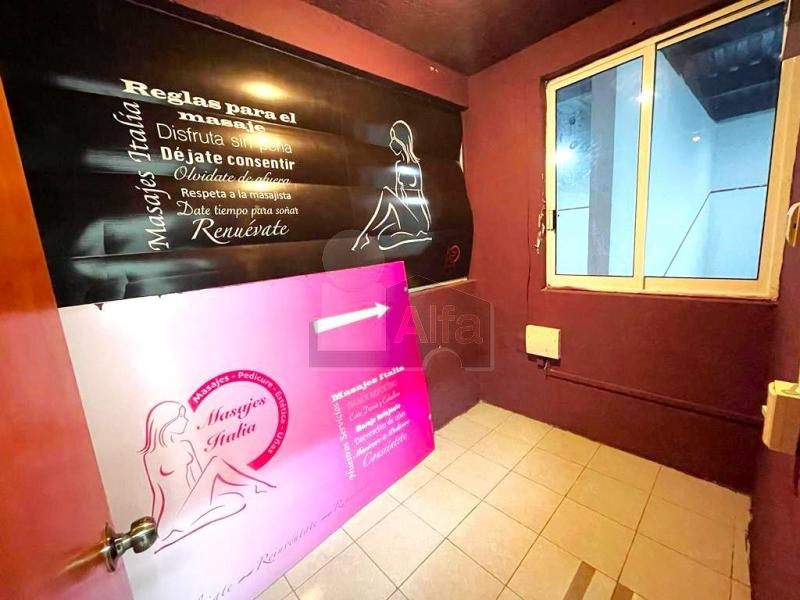 Oficina Comercial en primer nivel en renta en Residencial Italia, Querétaro.