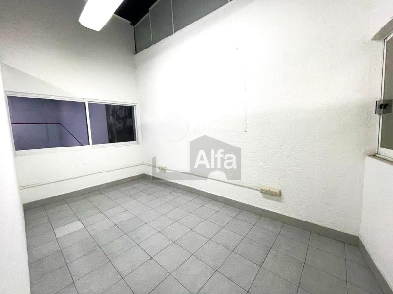 Oficina Comercial en primer nivel en renta en Residencial Italia, Querétaro.