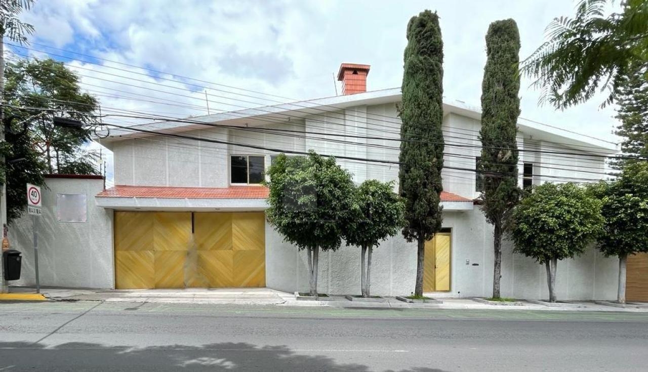 Casa Comercial y/o Habitacional en Renta en Colinas del Cimatario sobre Avenida Principal.