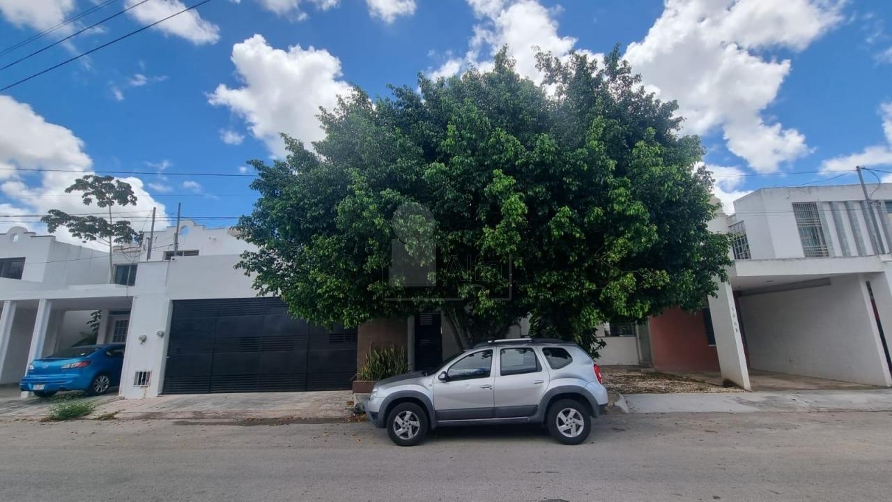 Casa sola en colonia Maya a unos cuadras de plaza altabrisa, 4 habitaciones.