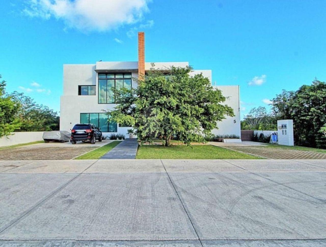 Casa Residencial en Country Village en Venta, Cancún Country Club
